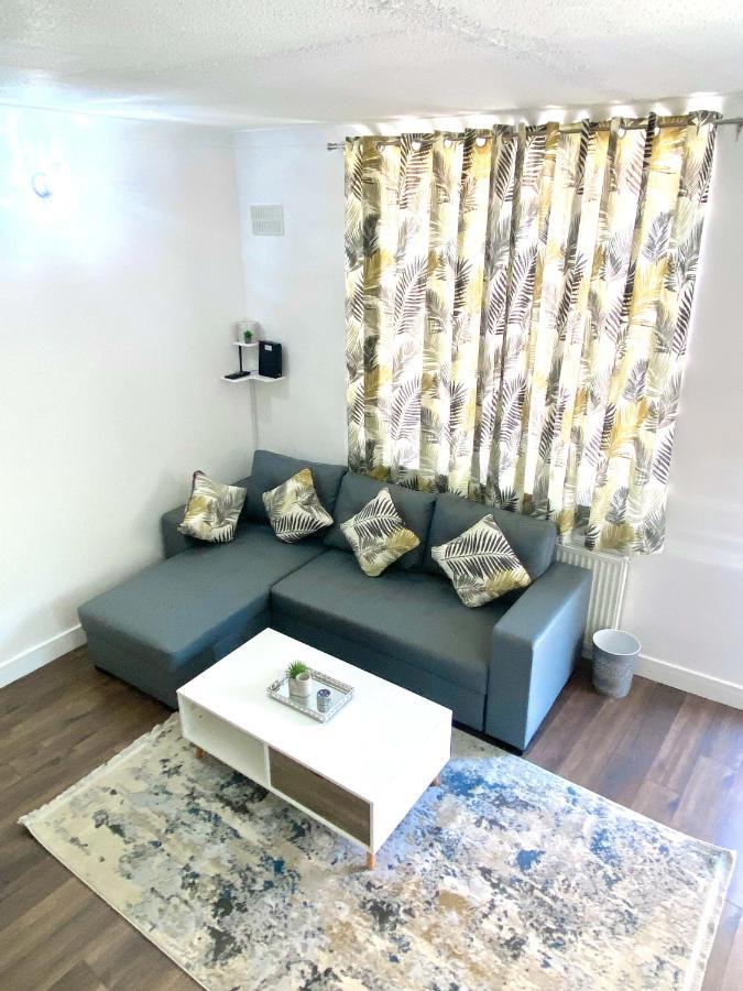 2 Bed Town Centre Nr Theatre Free Park Wi-Fi & Garden Apartment Aylesbury  Exterior photo