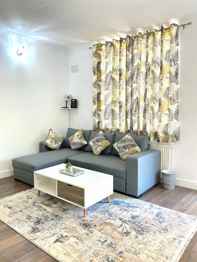 2 Bed Town Centre Nr Theatre Free Park Wi-Fi & Garden Apartment Aylesbury  Exterior photo