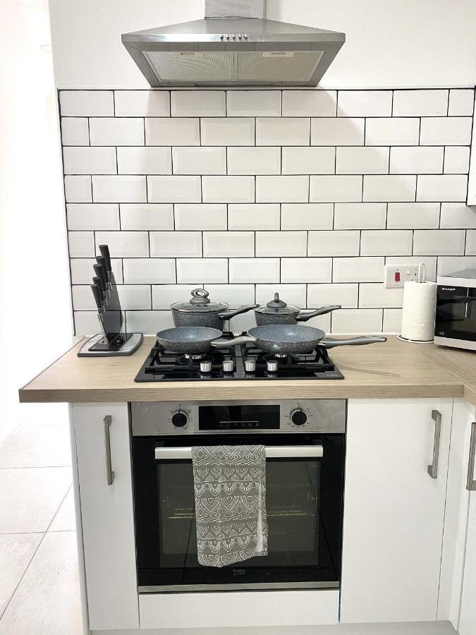 2 Bed Town Centre Nr Theatre Free Park Wi-Fi & Garden Apartment Aylesbury  Exterior photo