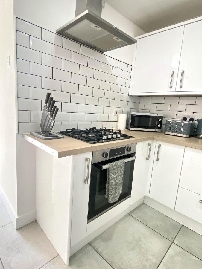 2 Bed Town Centre Nr Theatre Free Park Wi-Fi & Garden Apartment Aylesbury  Exterior photo