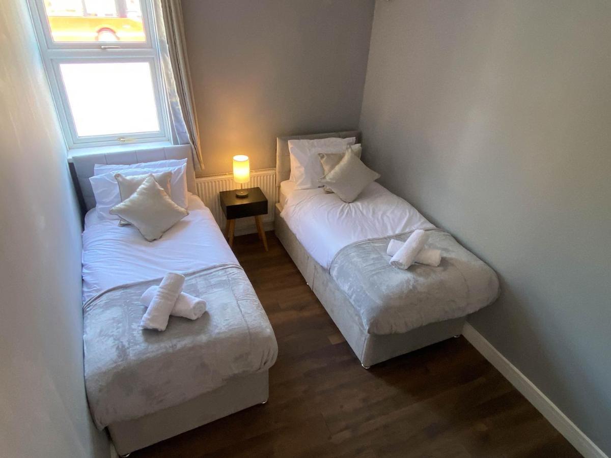 2 Bed Town Centre Nr Theatre Free Park Wi-Fi & Garden Apartment Aylesbury  Exterior photo