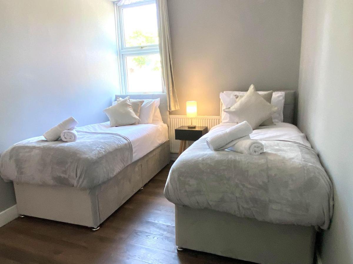 2 Bed Town Centre Nr Theatre Free Park Wi-Fi & Garden Apartment Aylesbury  Exterior photo
