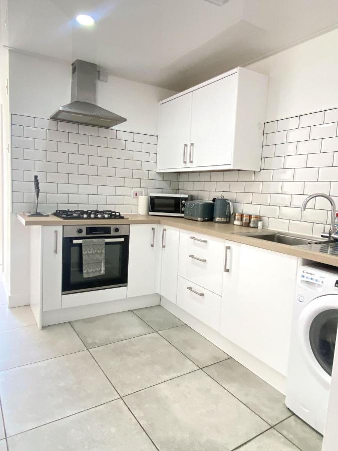 2 Bed Town Centre Nr Theatre Free Park Wi-Fi & Garden Apartment Aylesbury  Exterior photo