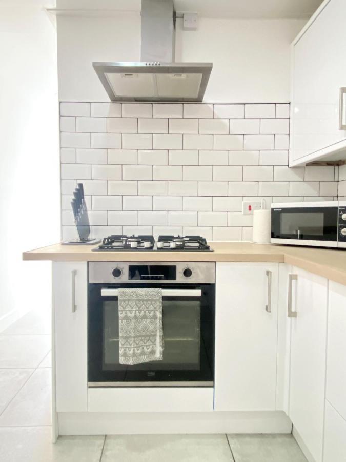 2 Bed Town Centre Nr Theatre Free Park Wi-Fi & Garden Apartment Aylesbury  Exterior photo