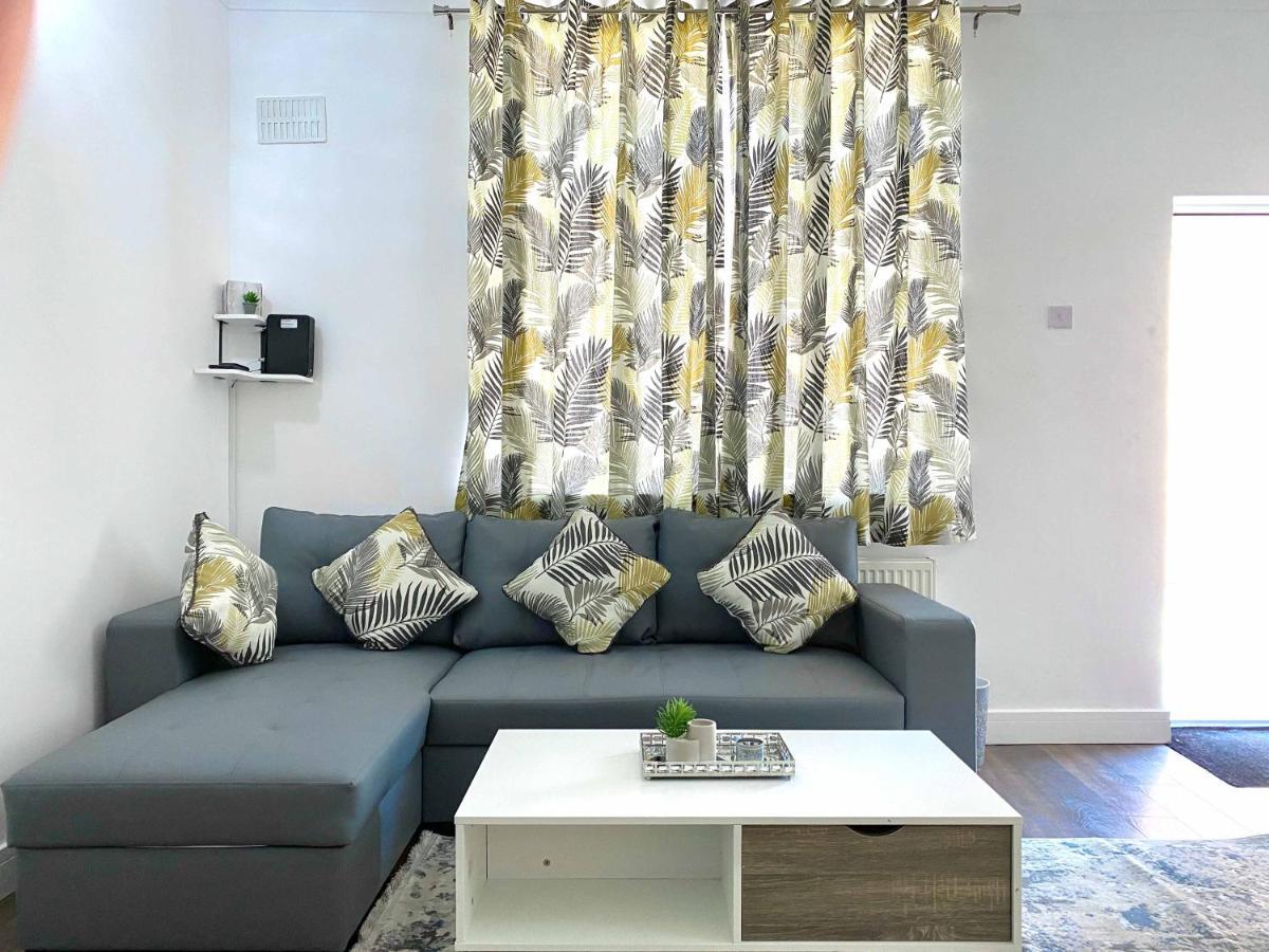 2 Bed Town Centre Nr Theatre Free Park Wi-Fi & Garden Apartment Aylesbury  Exterior photo
