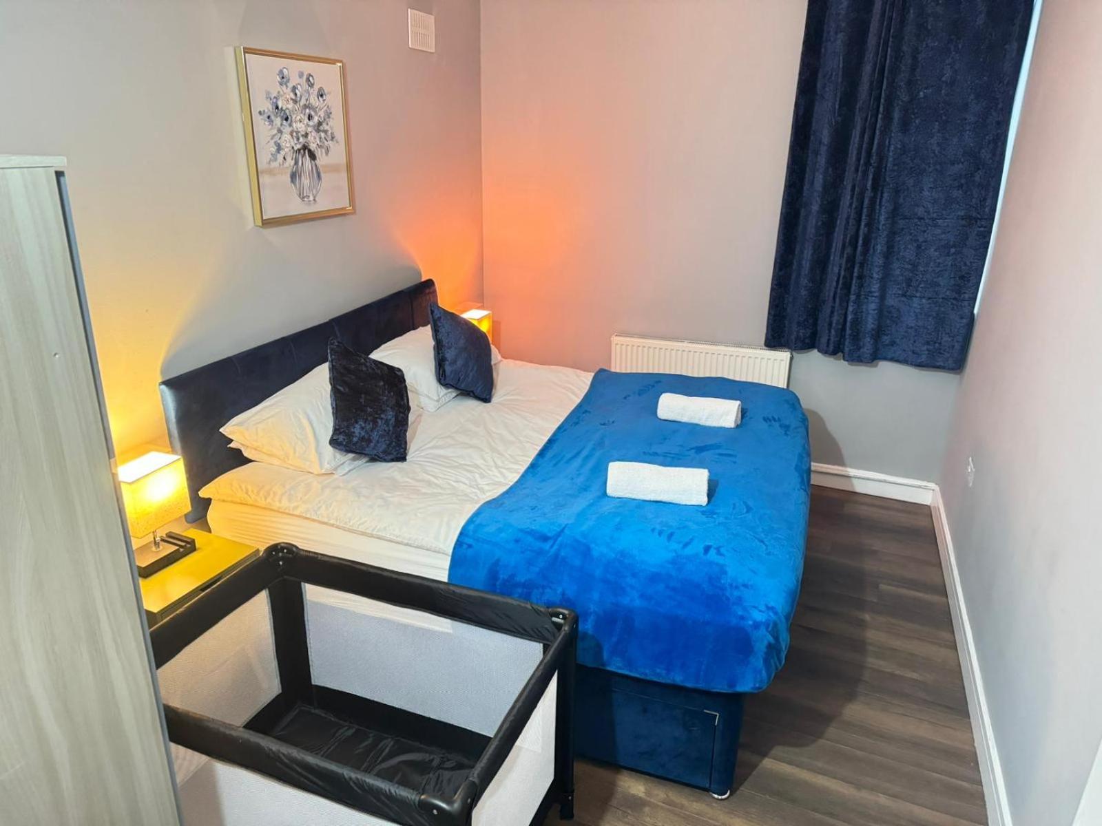 2 Bed Town Centre Nr Theatre Free Park Wi-Fi & Garden Apartment Aylesbury  Exterior photo
